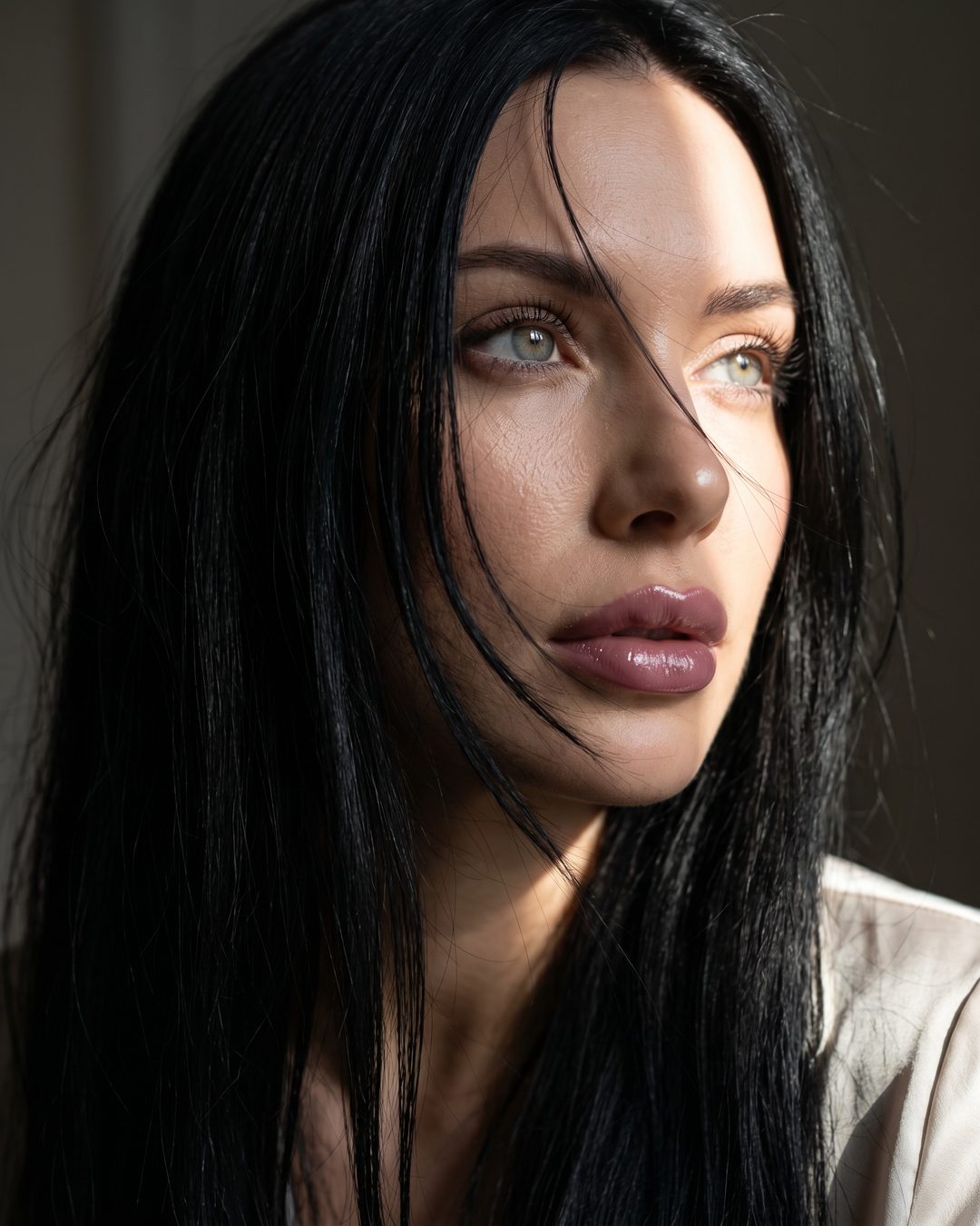 Capa ilustrativa do prompt Retrato em close com luz lateral e cabelo ao vento