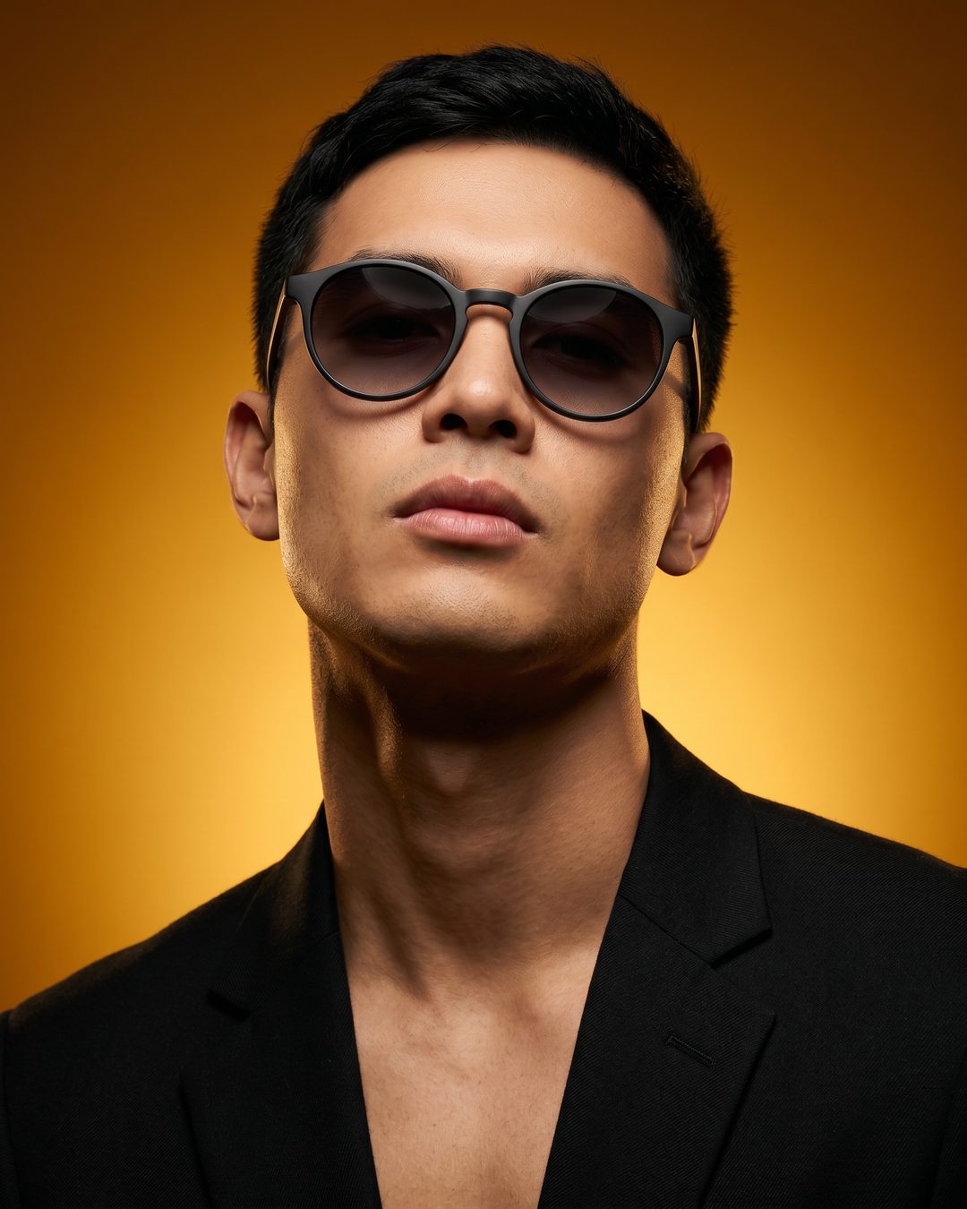 Capa ilustrativa do prompt Retrato de moda com fundo dourado e óculos